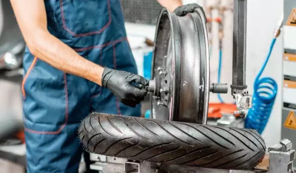 Comment remplacer un pneu ? - Blog Avatacar